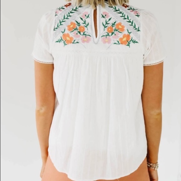New In Loom Floral Embroidered Blouse Size Medium - Picture 2 of 13